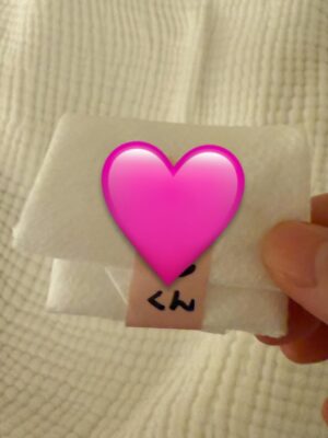 Shoko Nakagawa Instagram - 双子弟くんの、臍の緒がとれましたー！

生後10日かー！もう病院にいた頃がなつかしい

すでに2人とも顔が毎日変わっていくし
ミルクもぐいぐい飲んで体重も増えて　嬉しいなぁ
まだ不思議なままだけど毎日かわいくてしかたないです

そして実は産後ケアにいて、数日前からやっと、
久しぶりに続けて眠れてます！！
不安やら心配やらホルモンでずーっと妊娠後期から
睡眠不足だったから　安心してお任せできて
眠れるって素晴らしい　産後ケア！
搾乳したり　授乳したり　双子とゆっくり傷を癒しています

更新しないでとか絵やめたほうがとか色々意見ありますが
心配してくれてるんだと思いますありがとうね
いまちゃんと眠れる時間とれてるし
搾乳中にサクッとメモついでくらいの速度で
コツコツササっと描いてるだけだから
わたしに負担ない範囲で
やれてるから心配しないでください
元々下書きとかもしないから多分速いの
絵日記はわたし自身のストレス発散と
双子へのいつかのプレゼントのきもちだから大丈夫です
ストレスためちゃうほうがメンタルにくる！

まわりに頼りながら　双子の成長をたくさん見つめながら
がんばるので大丈夫です！

てことで合間にやれる範囲内で絵日記します
メモいっぱいしてるけどアウトプットしないと忘れちゃうことだらけ

#双子
#臍の緒
#絵日記
#成長
#産後ケア
#眠りは大事