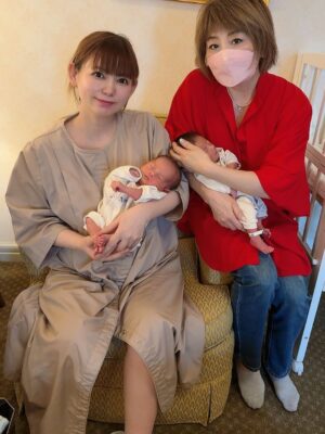 Shoko Nakagawa Instagram - 退院して思った　自分の体力わかってなかった
新生児期、しかも双子　わたしだけじゃ絶対まもりきれないし　思った以上にずっと寝てないから後陣痛などで身体のダメージがすごい　回復するまでひとりになる瞬間があったら怖いからまわりに頼るけど、それも時間分担が悩ましい　誰も倒れずに双子をまもりぬきたい

と思った、
勝彦さんのお姉ちゃんが双子に会いに来てくれたよ
わたしにドラクエを教えてくれたひと！
くらもちふさこさんのアシスタントをしてたから
絵が超絶うまいの！大尊敬してる

弟くんがわたしにそっくりと思ってたら
勝彦さんが赤ちゃんのときそっくりでもあるらしい！
びっくり！みんなの血でできているんだね

お義父さんお義母さんも東京ステイしてくれるし！
産後ケアや補助サービスもガンガン活用させていただきます
ひとりじゃない！双子かわいい！大丈夫！

絵日記も、辛かったことだけじゃなくハッピーだったこともいっぱいあるからかきますね、笑

#双子
#親戚
#絵日記
#大変
#幸せ