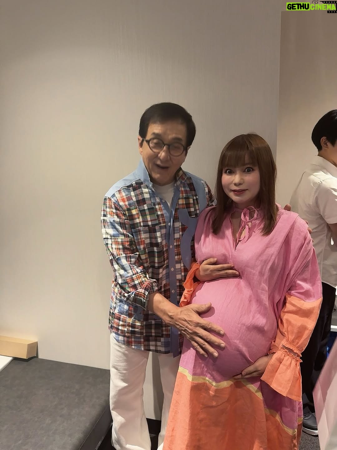 Shoko Nakagawa - 131.8K Likes - わーーー！！信じられないミラクルが叶いました
神ファンサ！！なんと！！
ジャッキーチェン様にお会いできました！
ジャッキーチェン様が！お腹撫でてくださった！うわーー
嬉しい！最強すぎる、ずーっと神様！！
世界中の人の人生を輝く方へ変えてくれたレジェンド
ジャッキーは本当に優しい！
11回も舞台あいさつをこなし、みんなに優しい
覚えていていただけて、最後はおなかにハートの投げキッスまでしてくれました！生きててよかった
一生忘れないです今日のこと
最高すぎる、待ち受けにしました
ベストキッドレジェンズの大ヒット祈願！！
https://www.bestkid-legends.jp/
日本にまた来日してくださり
ありがとうございますジャッキーチェン様！

倉田保昭さまにもお会いできました！
ブルースリーとたくさん会った日本の偉大なるお方、倉田保昭さま！念願でした
ジャッキーと倉田保昭さまがハグする瞬間を目撃してしまって泣いちゃう！
なんと武尊さまにもお会いできました！
双子男子たち、格闘技習わせたくなります！強くて優しい！ずっと応援します！！
リリコさん、土屋太鳳ちゃんにも久しぶりに会えてすごい日！元気でました！！

なかなか外出できない日々、
今日のミラクルのために久しぶりに外出しました
一生の記念になりました
嬉しかった本当に嬉しかった
ありがとうございます
ベストキッドレジェンズ！ジャッキーが永遠に元気でしあわせでありますように！
いつも、人生の夢は、
またいつかジャッキーに会えますように　です
叶った！特別な瞬間に！！😭
いつか双子に見せようと思います今日の写真！

#ジャッキーチェン
#神様
#ベストキッドレジェンズ 
#感激
#双子
#幸せ
#ミラクル
#双子お腹観察日記
