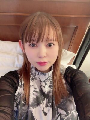 Shoko Nakagawa Instagram - 顔のむくみが少しずつ落ち着きはじめたかも
そんなことより
お腹痛すぎる　まだ後陣痛？が全然やばい
三日目がピークとかいうけど一週間たっても子宮が痛すぎる
わたしは帝王切開で　陣痛は味わってないけど
違う痛さがそれぞれあるから　本当にみんな命懸けなんだなぁと痛感しました　痛いよう
みんなすごすぎるよ強すぎる
安静時間を確保できるよう　いろんなこと助けていただきながら　回復につとめます😭

絵日記に残しました
毎日かきたいことまだまだいっぱい

歩かないよう安静にします

#後陣痛
#帝王切開
#双子
#安静
#絵日記