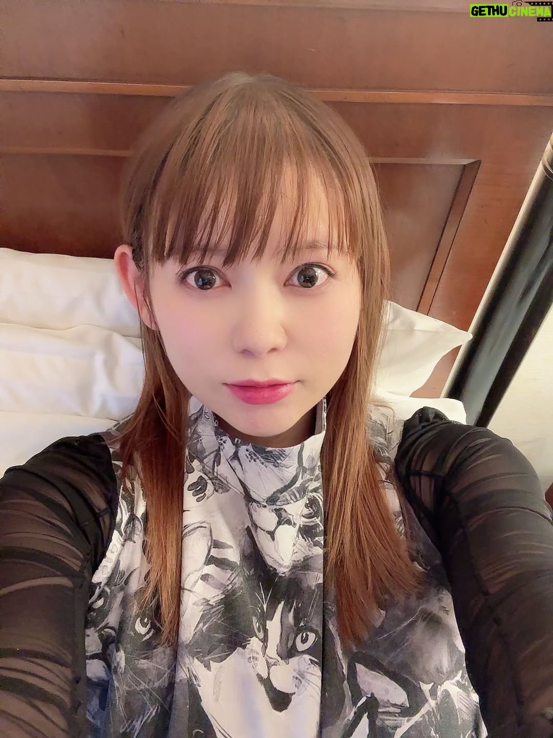 Shoko Nakagawa - 65K Likes - 顔のむくみが少しずつ落ち着きはじめたかも
そんなことより
お腹痛すぎる　まだ後陣痛？が全然やばい
三日目がピークとかいうけど一週間たっても子宮が痛すぎる
わたしは帝王切開で　陣痛は味わってないけど
違う痛さがそれぞれあるから　本当にみんな命懸けなんだなぁと痛感しました　痛いよう
みんなすごすぎるよ強すぎる
安静時間を確保できるよう　いろんなこと助けていただきながら　回復につとめます😭

絵日記に残しました
毎日かきたいことまだまだいっぱい

歩かないよう安静にします

#後陣痛
#帝王切開
#双子
#安静
#絵日記