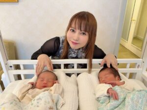 Shoko Nakagawa Instagram - 退院前は不安で変になってたけど
退院後は人が優しい、とかだけで涙でてくる
ホルモンのせい？なに？
双子かわいい、でも涙でる

子宮が戻ろうと収縮するのがめちゃくちゃ痛い、帝王切開、退院しても身体安静にしないと本当につらい

毎日が未知　でも　双子かわいいから　涙が出る

長男は黒髪ふさふさ　夫似だけど目を閉じてると栄子おばあちゃんにも似てる

次男はわたしの赤ちゃんの頃にそっくりでびっくりしてる

いろんなDNAが次々と！
はあ涙でる

#新生児
#双子
#ホルモン
#涙