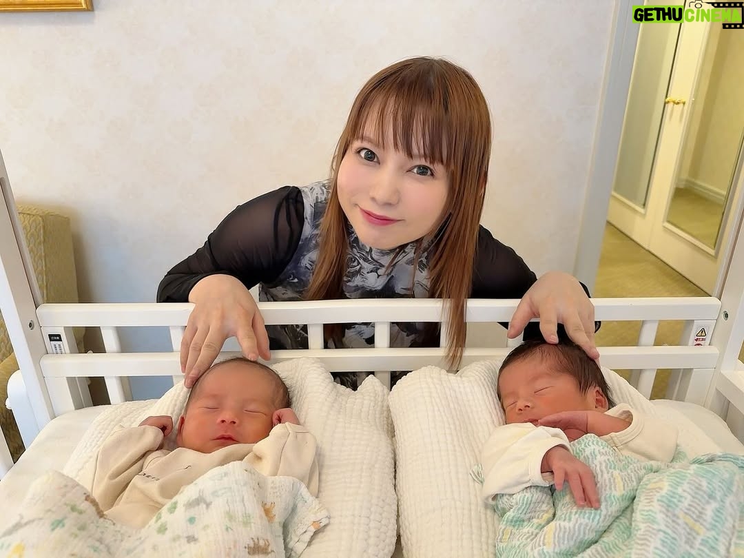 Shoko Nakagawa - 211.7K Likes - 退院前は不安で変になってたけど
退院後は人が優しい、とかだけで涙でてくる
ホルモンのせい？なに？
双子かわいい、でも涙でる

子宮が戻ろうと収縮するのがめちゃくちゃ痛い、帝王切開、退院しても身体安静にしないと本当につらい

毎日が未知　でも　双子かわいいから　涙が出る

長男は黒髪ふさふさ　夫似だけど目を閉じてると栄子おばあちゃんにも似てる

次男はわたしの赤ちゃんの頃にそっくりでびっくりしてる

いろんなDNAが次々と！
はあ涙でる

#新生児
#双子
#ホルモン
#涙