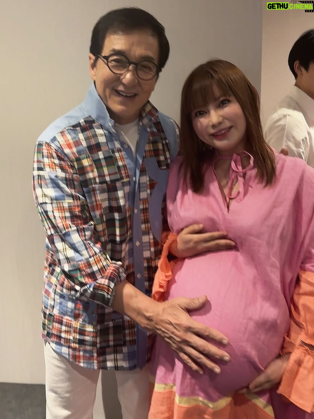 Shoko Nakagawa - 131.8K Likes - わーーー！！信じられないミラクルが叶いました
神ファンサ！！なんと！！
ジャッキーチェン様にお会いできました！
ジャッキーチェン様が！お腹撫でてくださった！うわーー
嬉しい！最強すぎる、ずーっと神様！！
世界中の人の人生を輝く方へ変えてくれたレジェンド
ジャッキーは本当に優しい！
11回も舞台あいさつをこなし、みんなに優しい
覚えていていただけて、最後はおなかにハートの投げキッスまでしてくれました！生きててよかった
一生忘れないです今日のこと
最高すぎる、待ち受けにしました
ベストキッドレジェンズの大ヒット祈願！！
https://www.bestkid-legends.jp/
日本にまた来日してくださり
ありがとうございますジャッキーチェン様！

倉田保昭さまにもお会いできました！
ブルースリーとたくさん会った日本の偉大なるお方、倉田保昭さま！念願でした
ジャッキーと倉田保昭さまがハグする瞬間を目撃してしまって泣いちゃう！
なんと武尊さまにもお会いできました！
双子男子たち、格闘技習わせたくなります！強くて優しい！ずっと応援します！！
リリコさん、土屋太鳳ちゃんにも久しぶりに会えてすごい日！元気でました！！

なかなか外出できない日々、
今日のミラクルのために久しぶりに外出しました
一生の記念になりました
嬉しかった本当に嬉しかった
ありがとうございます
ベストキッドレジェンズ！ジャッキーが永遠に元気でしあわせでありますように！
いつも、人生の夢は、
またいつかジャッキーに会えますように　です
叶った！特別な瞬間に！！😭
いつか双子に見せようと思います今日の写真！

#ジャッキーチェン
#神様
#ベストキッドレジェンズ 
#感激
#双子
#幸せ
#ミラクル
#双子お腹観察日記