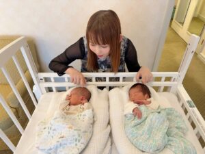 Shoko Nakagawa Instagram - 退院前は不安で変になってたけど
退院後は人が優しい、とかだけで涙でてくる
ホルモンのせい？なに？
双子かわいい、でも涙でる

子宮が戻ろうと収縮するのがめちゃくちゃ痛い、帝王切開、退院しても身体安静にしないと本当につらい

毎日が未知　でも　双子かわいいから　涙が出る

長男は黒髪ふさふさ　夫似だけど目を閉じてると栄子おばあちゃんにも似てる

次男はわたしの赤ちゃんの頃にそっくりでびっくりしてる

いろんなDNAが次々と！
はあ涙でる

#新生児
#双子
#ホルモン
#涙