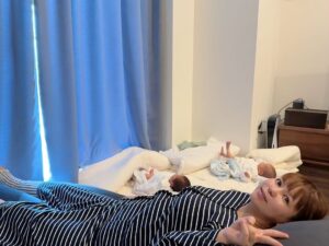 Shoko Nakagawa Instagram - 退院前は不安で変になってたけど
退院後は人が優しい、とかだけで涙でてくる
ホルモンのせい？なに？
双子かわいい、でも涙でる

子宮が戻ろうと収縮するのがめちゃくちゃ痛い、帝王切開、退院しても身体安静にしないと本当につらい

毎日が未知　でも　双子かわいいから　涙が出る

長男は黒髪ふさふさ　夫似だけど目を閉じてると栄子おばあちゃんにも似てる

次男はわたしの赤ちゃんの頃にそっくりでびっくりしてる

いろんなDNAが次々と！
はあ涙でる

#新生児
#双子
#ホルモン
#涙