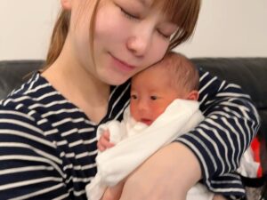 Shoko Nakagawa Instagram - 退院前は不安で変になってたけど
退院後は人が優しい、とかだけで涙でてくる
ホルモンのせい？なに？
双子かわいい、でも涙でる

子宮が戻ろうと収縮するのがめちゃくちゃ痛い、帝王切開、退院しても身体安静にしないと本当につらい

毎日が未知　でも　双子かわいいから　涙が出る

長男は黒髪ふさふさ　夫似だけど目を閉じてると栄子おばあちゃんにも似てる

次男はわたしの赤ちゃんの頃にそっくりでびっくりしてる

いろんなDNAが次々と！
はあ涙でる

#新生児
#双子
#ホルモン
#涙