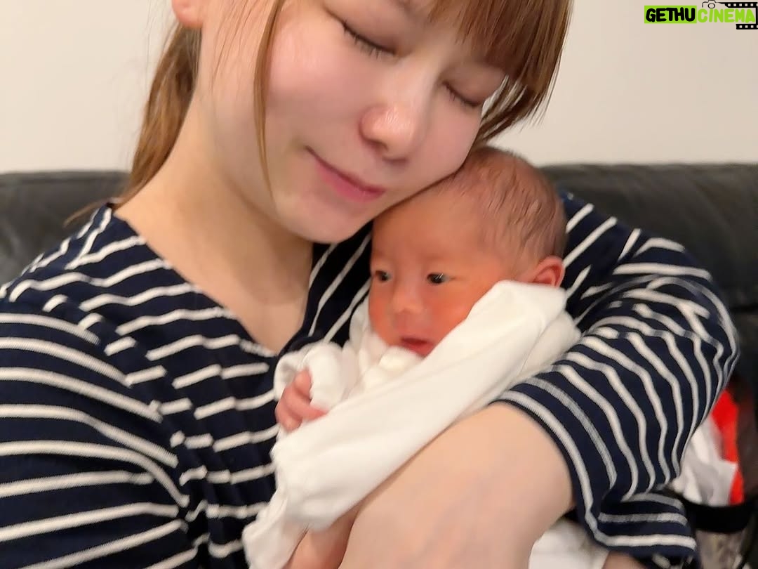 Shoko Nakagawa - 211.7K Likes - 退院前は不安で変になってたけど
退院後は人が優しい、とかだけで涙でてくる
ホルモンのせい？なに？
双子かわいい、でも涙でる

子宮が戻ろうと収縮するのがめちゃくちゃ痛い、帝王切開、退院しても身体安静にしないと本当につらい

毎日が未知　でも　双子かわいいから　涙が出る

長男は黒髪ふさふさ　夫似だけど目を閉じてると栄子おばあちゃんにも似てる

次男はわたしの赤ちゃんの頃にそっくりでびっくりしてる

いろんなDNAが次々と！
はあ涙でる

#新生児
#双子
#ホルモン
#涙