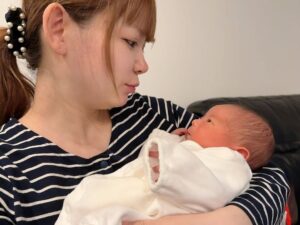 Shoko Nakagawa Instagram - 退院前は不安で変になってたけど
退院後は人が優しい、とかだけで涙でてくる
ホルモンのせい？なに？
双子かわいい、でも涙でる

子宮が戻ろうと収縮するのがめちゃくちゃ痛い、帝王切開、退院しても身体安静にしないと本当につらい

毎日が未知　でも　双子かわいいから　涙が出る

長男は黒髪ふさふさ　夫似だけど目を閉じてると栄子おばあちゃんにも似てる

次男はわたしの赤ちゃんの頃にそっくりでびっくりしてる

いろんなDNAが次々と！
はあ涙でる

#新生児
#双子
#ホルモン
#涙