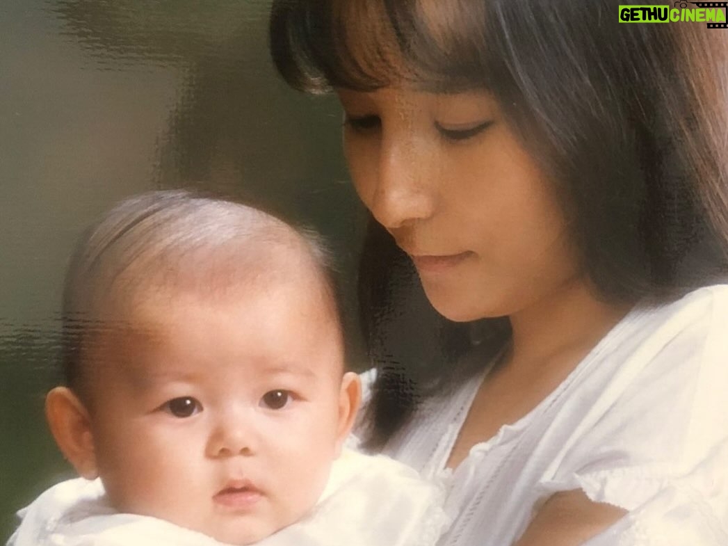 Shoko Nakagawa - 211.7K Likes - 退院前は不安で変になってたけど
退院後は人が優しい、とかだけで涙でてくる
ホルモンのせい？なに？
双子かわいい、でも涙でる

子宮が戻ろうと収縮するのがめちゃくちゃ痛い、帝王切開、退院しても身体安静にしないと本当につらい

毎日が未知　でも　双子かわいいから　涙が出る

長男は黒髪ふさふさ　夫似だけど目を閉じてると栄子おばあちゃんにも似てる

次男はわたしの赤ちゃんの頃にそっくりでびっくりしてる

いろんなDNAが次々と！
はあ涙でる

#新生児
#双子
#ホルモン
#涙