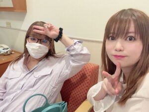 Shoko Nakagawa Instagram - 退院した日に、双子と初めて外の空気を吸った瞬間。
9日で14キロ体重が違う自分にびっくり。
一週間前にはお腹の中にいた双子と川の字で寝た不思議。

毎日の新しい気持ちを絵日記にするのが
いまのストレス発散と双子へのいつかのプレゼント🎁

#絵日記
#双子
#不思議
#授乳
#退院