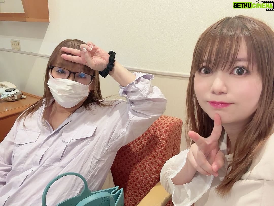 Shoko Nakagawa - 75.5K Likes - 退院した日に、双子と初めて外の空気を吸った瞬間。
9日で14キロ体重が違う自分にびっくり。
一週間前にはお腹の中にいた双子と川の字で寝た不思議。

毎日の新しい気持ちを絵日記にするのが
いまのストレス発散と双子へのいつかのプレゼント🎁

#絵日記
#双子
#不思議
#授乳
#退院