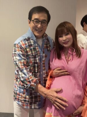 Shoko Nakagawa Instagram - わーーー！！信じられないミラクルが叶いました
神ファンサ！！なんと！！
ジャッキーチェン様にお会いできました！
ジャッキーチェン様が！お腹撫でてくださった！うわーー
嬉しい！最強すぎる、ずーっと神様！！
世界中の人の人生を輝く方へ変えてくれたレジェンド
ジャッキーは本当に優しい！
11回も舞台あいさつをこなし、みんなに優しい
覚えていていただけて、最後はおなかにハートの投げキッスまでしてくれました！生きててよかった
一生忘れないです今日のこと
最高すぎる、待ち受けにしました
ベストキッドレジェンズの大ヒット祈願！！
https://www.bestkid-legends.jp/
日本にまた来日してくださり
ありがとうございますジャッキーチェン様！

倉田保昭さまにもお会いできました！
ブルースリーとたくさん会った日本の偉大なるお方、倉田保昭さま！念願でした
ジャッキーと倉田保昭さまがハグする瞬間を目撃してしまって泣いちゃう！
なんと武尊さまにもお会いできました！
双子男子たち、格闘技習わせたくなります！強くて優しい！ずっと応援します！！
リリコさん、土屋太鳳ちゃんにも久しぶりに会えてすごい日！元気でました！！

なかなか外出できない日々、
今日のミラクルのために久しぶりに外出しました
一生の記念になりました
嬉しかった本当に嬉しかった
ありがとうございます
ベストキッドレジェンズ！ジャッキーが永遠に元気でしあわせでありますように！
いつも、人生の夢は、
またいつかジャッキーに会えますように　です
叶った！特別な瞬間に！！😭
いつか双子に見せようと思います今日の写真！

#ジャッキーチェン
#神様
#ベストキッドレジェンズ 
#感激
#双子
#幸せ
#ミラクル
#双子お腹観察日記