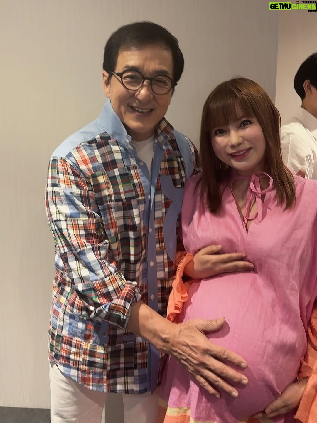 Shoko Nakagawa - 131.8K Likes - わーーー！！信じられないミラクルが叶いました
神ファンサ！！なんと！！
ジャッキーチェン様にお会いできました！
ジャッキーチェン様が！お腹撫でてくださった！うわーー
嬉しい！最強すぎる、ずーっと神様！！
世界中の人の人生を輝く方へ変えてくれたレジェンド
ジャッキーは本当に優しい！
11回も舞台あいさつをこなし、みんなに優しい
覚えていていただけて、最後はおなかにハートの投げキッスまでしてくれました！生きててよかった
一生忘れないです今日のこと
最高すぎる、待ち受けにしました
ベストキッドレジェンズの大ヒット祈願！！
https://www.bestkid-legends.jp/
日本にまた来日してくださり
ありがとうございますジャッキーチェン様！

倉田保昭さまにもお会いできました！
ブルースリーとたくさん会った日本の偉大なるお方、倉田保昭さま！念願でした
ジャッキーと倉田保昭さまがハグする瞬間を目撃してしまって泣いちゃう！
なんと武尊さまにもお会いできました！
双子男子たち、格闘技習わせたくなります！強くて優しい！ずっと応援します！！
リリコさん、土屋太鳳ちゃんにも久しぶりに会えてすごい日！元気でました！！

なかなか外出できない日々、
今日のミラクルのために久しぶりに外出しました
一生の記念になりました
嬉しかった本当に嬉しかった
ありがとうございます
ベストキッドレジェンズ！ジャッキーが永遠に元気でしあわせでありますように！
いつも、人生の夢は、
またいつかジャッキーに会えますように　です
叶った！特別な瞬間に！！😭
いつか双子に見せようと思います今日の写真！

#ジャッキーチェン
#神様
#ベストキッドレジェンズ 
#感激
#双子
#幸せ
#ミラクル
#双子お腹観察日記