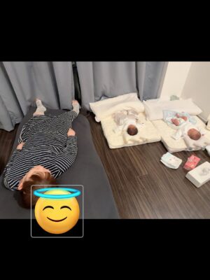 Shoko Nakagawa Instagram - 退院した日に、双子と初めて外の空気を吸った瞬間。
9日で14キロ体重が違う自分にびっくり。
一週間前にはお腹の中にいた双子と川の字で寝た不思議。

毎日の新しい気持ちを絵日記にするのが
いまのストレス発散と双子へのいつかのプレゼント🎁

#絵日記
#双子
#不思議
#授乳
#退院