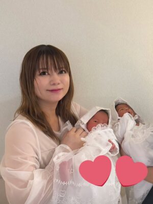 Shoko Nakagawa Instagram - ㊗️無事に双子と退院しました！！！！！

身体も大丈夫で双子も私も、お世話になった病院から旅立ちました
うわーーーよかった！
セレモニードレスでわたしも久しぶりにメイクして写真撮って、てしたかったけど結局バタバタで頭ぼさ

双子、この宇宙に爆誕して初めての外の世界、太陽の光！
ようこそこの世界へ、、！

退院の夜中不安すぎていろいろ考えてしまったのですが
家族総力戦！で双子を家に迎えられて
バタバタしながら泣きそうに嬉しい
帰ったらすごい立派なバウンサーがとどいてた！
さらに、めちゃくちゃ良いラルタンの両胸搾乳機がとどいてて悩みが解決した😭超良すぎる
一回でひとりぶんの母乳とれた😭
ピジョンの除菌乾燥機もセッティングしてもらった！
うれしくてずっと我慢してたまぐろ丼🍣うああああ

不安と喜びが行ったり来たり
だけどたくさんの優しいアドバイスや
まわりに頼ってがんばろう！と
気持ちが新しく引き締まりました
双子の命を守っていこう、、！

#退院
#涙
#双子
#絵日記