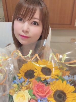 Shoko Nakagawa Instagram - ㊗️無事に双子と退院しました！！！！！

身体も大丈夫で双子も私も、お世話になった病院から旅立ちました
うわーーーよかった！
セレモニードレスでわたしも久しぶりにメイクして写真撮って、てしたかったけど結局バタバタで頭ぼさ

双子、この宇宙に爆誕して初めての外の世界、太陽の光！
ようこそこの世界へ、、！

退院の夜中不安すぎていろいろ考えてしまったのですが
家族総力戦！で双子を家に迎えられて
バタバタしながら泣きそうに嬉しい
帰ったらすごい立派なバウンサーがとどいてた！
さらに、めちゃくちゃ良いラルタンの両胸搾乳機がとどいてて悩みが解決した😭超良すぎる
一回でひとりぶんの母乳とれた😭
ピジョンの除菌乾燥機もセッティングしてもらった！
うれしくてずっと我慢してたまぐろ丼🍣うああああ

不安と喜びが行ったり来たり
だけどたくさんの優しいアドバイスや
まわりに頼ってがんばろう！と
気持ちが新しく引き締まりました
双子の命を守っていこう、、！

#退院
#涙
#双子
#絵日記