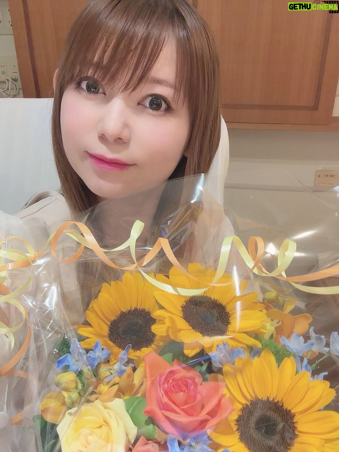 Shoko Nakagawa - 194.4K Likes - ㊗️無事に双子と退院しました！！！！！

身体も大丈夫で双子も私も、お世話になった病院から旅立ちました
うわーーーよかった！
セレモニードレスでわたしも久しぶりにメイクして写真撮って、てしたかったけど結局バタバタで頭ぼさ

双子、この宇宙に爆誕して初めての外の世界、太陽の光！
ようこそこの世界へ、、！

退院の夜中不安すぎていろいろ考えてしまったのですが
家族総力戦！で双子を家に迎えられて
バタバタしながら泣きそうに嬉しい
帰ったらすごい立派なバウンサーがとどいてた！
さらに、めちゃくちゃ良いラルタンの両胸搾乳機がとどいてて悩みが解決した😭超良すぎる
一回でひとりぶんの母乳とれた😭
ピジョンの除菌乾燥機もセッティングしてもらった！
うれしくてずっと我慢してたまぐろ丼🍣うああああ

不安と喜びが行ったり来たり
だけどたくさんの優しいアドバイスや
まわりに頼ってがんばろう！と
気持ちが新しく引き締まりました
双子の命を守っていこう、、！

#退院
#涙
#双子
#絵日記