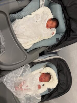 Shoko Nakagawa Instagram - ㊗️無事に双子と退院しました！！！！！

身体も大丈夫で双子も私も、お世話になった病院から旅立ちました
うわーーーよかった！
セレモニードレスでわたしも久しぶりにメイクして写真撮って、てしたかったけど結局バタバタで頭ぼさ

双子、この宇宙に爆誕して初めての外の世界、太陽の光！
ようこそこの世界へ、、！

退院の夜中不安すぎていろいろ考えてしまったのですが
家族総力戦！で双子を家に迎えられて
バタバタしながら泣きそうに嬉しい
帰ったらすごい立派なバウンサーがとどいてた！
さらに、めちゃくちゃ良いラルタンの両胸搾乳機がとどいてて悩みが解決した😭超良すぎる
一回でひとりぶんの母乳とれた😭
ピジョンの除菌乾燥機もセッティングしてもらった！
うれしくてずっと我慢してたまぐろ丼🍣うああああ

不安と喜びが行ったり来たり
だけどたくさんの優しいアドバイスや
まわりに頼ってがんばろう！と
気持ちが新しく引き締まりました
双子の命を守っていこう、、！

#退院
#涙
#双子
#絵日記