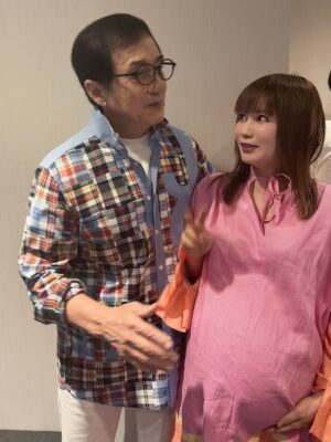 Shoko Nakagawa Instagram - わーーー！！信じられないミラクルが叶いました
神ファンサ！！なんと！！
ジャッキーチェン様にお会いできました！
ジャッキーチェン様が！お腹撫でてくださった！うわーー
嬉しい！最強すぎる、ずーっと神様！！
世界中の人の人生を輝く方へ変えてくれたレジェンド
ジャッキーは本当に優しい！
11回も舞台あいさつをこなし、みんなに優しい
覚えていていただけて、最後はおなかにハートの投げキッスまでしてくれました！生きててよかった
一生忘れないです今日のこと
最高すぎる、待ち受けにしました
ベストキッドレジェンズの大ヒット祈願！！
https://www.bestkid-legends.jp/
日本にまた来日してくださり
ありがとうございますジャッキーチェン様！

倉田保昭さまにもお会いできました！
ブルースリーとたくさん会った日本の偉大なるお方、倉田保昭さま！念願でした
ジャッキーと倉田保昭さまがハグする瞬間を目撃してしまって泣いちゃう！
なんと武尊さまにもお会いできました！
双子男子たち、格闘技習わせたくなります！強くて優しい！ずっと応援します！！
リリコさん、土屋太鳳ちゃんにも久しぶりに会えてすごい日！元気でました！！

なかなか外出できない日々、
今日のミラクルのために久しぶりに外出しました
一生の記念になりました
嬉しかった本当に嬉しかった
ありがとうございます
ベストキッドレジェンズ！ジャッキーが永遠に元気でしあわせでありますように！
いつも、人生の夢は、
またいつかジャッキーに会えますように　です
叶った！特別な瞬間に！！😭
いつか双子に見せようと思います今日の写真！

#ジャッキーチェン
#神様
#ベストキッドレジェンズ 
#感激
#双子
#幸せ
#ミラクル
#双子お腹観察日記
