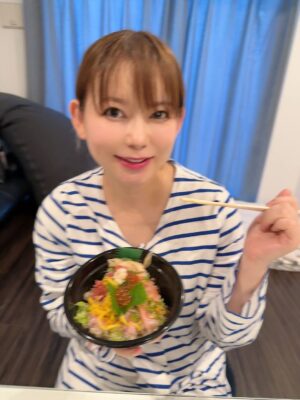 Shoko Nakagawa Instagram - ㊗️無事に双子と退院しました！！！！！

身体も大丈夫で双子も私も、お世話になった病院から旅立ちました
うわーーーよかった！
セレモニードレスでわたしも久しぶりにメイクして写真撮って、てしたかったけど結局バタバタで頭ぼさ

双子、この宇宙に爆誕して初めての外の世界、太陽の光！
ようこそこの世界へ、、！

退院の夜中不安すぎていろいろ考えてしまったのですが
家族総力戦！で双子を家に迎えられて
バタバタしながら泣きそうに嬉しい
帰ったらすごい立派なバウンサーがとどいてた！
さらに、めちゃくちゃ良いラルタンの両胸搾乳機がとどいてて悩みが解決した😭超良すぎる
一回でひとりぶんの母乳とれた😭
ピジョンの除菌乾燥機もセッティングしてもらった！
うれしくてずっと我慢してたまぐろ丼🍣うああああ

不安と喜びが行ったり来たり
だけどたくさんの優しいアドバイスや
まわりに頼ってがんばろう！と
気持ちが新しく引き締まりました
双子の命を守っていこう、、！

#退院
#涙
#双子
#絵日記