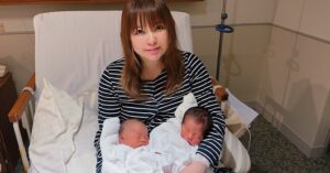 Shoko Nakagawa Instagram - 朝、双子人生初の沐浴！をやってきました
兄が入れてもらうのを観察し、弟をわたしが、、！
これからあらゆることを、人生初！として経験値を積み重ねまくっていくんだなぁと思うといのちをまもりながら、
わたしも人生初をまた新たにいっぱいいっしょに体験するんだろうなぁ、と思いました

YouTubeアップしました！双子出産ご報告動画、ぜひご覧ください。
https://m.youtube.com/watch?v

これから、生活環境やどう周りに助けていただくか、
お腹キズまだ回復してないけど双子を迎えて暮らすために
準備などなど悩ましいことだらけ
身体のダメージを回復させつつ
退院後の新生活をがんばらなければ、、！

引き続きアドバイスコメントなど大変助かっています！
先輩達お疲れさまです！！

#双子
#人生初
#沐浴
#絵日記
#帝王切開