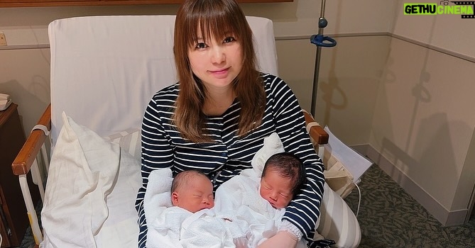 Shoko Nakagawa - 92.4K Likes - 朝、双子人生初の沐浴！をやってきました
兄が入れてもらうのを観察し、弟をわたしが、、！
これからあらゆることを、人生初！として経験値を積み重ねまくっていくんだなぁと思うといのちをまもりながら、
わたしも人生初をまた新たにいっぱいいっしょに体験するんだろうなぁ、と思いました

YouTubeアップしました！双子出産ご報告動画、ぜひご覧ください。
https://m.youtube.com/watch?v

これから、生活環境やどう周りに助けていただくか、
お腹キズまだ回復してないけど双子を迎えて暮らすために
準備などなど悩ましいことだらけ
身体のダメージを回復させつつ
退院後の新生活をがんばらなければ、、！

引き続きアドバイスコメントなど大変助かっています！
先輩達お疲れさまです！！

#双子
#人生初
#沐浴
#絵日記
#帝王切開