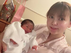 Shoko Nakagawa Instagram - 朝、双子人生初の沐浴！をやってきました
兄が入れてもらうのを観察し、弟をわたしが、、！
これからあらゆることを、人生初！として経験値を積み重ねまくっていくんだなぁと思うといのちをまもりながら、
わたしも人生初をまた新たにいっぱいいっしょに体験するんだろうなぁ、と思いました

YouTubeアップしました！双子出産ご報告動画、ぜひご覧ください。
https://m.youtube.com/watch?v

これから、生活環境やどう周りに助けていただくか、
お腹キズまだ回復してないけど双子を迎えて暮らすために
準備などなど悩ましいことだらけ
身体のダメージを回復させつつ
退院後の新生活をがんばらなければ、、！

引き続きアドバイスコメントなど大変助かっています！
先輩達お疲れさまです！！

#双子
#人生初
#沐浴
#絵日記
#帝王切開