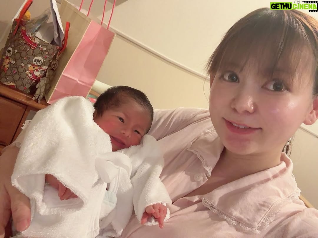 Shoko Nakagawa - 92.4K Likes - 朝、双子人生初の沐浴！をやってきました
兄が入れてもらうのを観察し、弟をわたしが、、！
これからあらゆることを、人生初！として経験値を積み重ねまくっていくんだなぁと思うといのちをまもりながら、
わたしも人生初をまた新たにいっぱいいっしょに体験するんだろうなぁ、と思いました

YouTubeアップしました！双子出産ご報告動画、ぜひご覧ください。
https://m.youtube.com/watch?v

これから、生活環境やどう周りに助けていただくか、
お腹キズまだ回復してないけど双子を迎えて暮らすために
準備などなど悩ましいことだらけ
身体のダメージを回復させつつ
退院後の新生活をがんばらなければ、、！

引き続きアドバイスコメントなど大変助かっています！
先輩達お疲れさまです！！

#双子
#人生初
#沐浴
#絵日記
#帝王切開