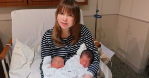 Shoko Nakagawa Instagram - 朝、双子人生初の沐浴！をやってきました
兄が入れてもらうのを観察し、弟をわたしが、、！
これからあらゆることを、人生初！として経験値を積み重ねまくっていくんだなぁと思うといのちをまもりながら、
わたしも人生初をまた新たにいっぱいいっしょに体験するんだろうなぁ、と思いました

YouTubeアップしました！双子出産ご報告動画、ぜひご覧ください。
https://m.youtube.com/watch?v

これから、生活環境やどう周りに助けていただくか、
お腹キズまだ回復してないけど双子を迎えて暮らすために
準備などなど悩ましいことだらけ
身体のダメージを回復させつつ
退院後の新生活をがんばらなければ、、！

引き続きアドバイスコメントなど大変助かっています！
先輩達お疲れさまです！！

#双子
#人生初
#沐浴
#絵日記
#帝王切開