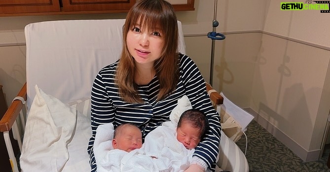 Shoko Nakagawa - 92.4K Likes - 朝、双子人生初の沐浴！をやってきました
兄が入れてもらうのを観察し、弟をわたしが、、！
これからあらゆることを、人生初！として経験値を積み重ねまくっていくんだなぁと思うといのちをまもりながら、
わたしも人生初をまた新たにいっぱいいっしょに体験するんだろうなぁ、と思いました

YouTubeアップしました！双子出産ご報告動画、ぜひご覧ください。
https://m.youtube.com/watch?v

これから、生活環境やどう周りに助けていただくか、
お腹キズまだ回復してないけど双子を迎えて暮らすために
準備などなど悩ましいことだらけ
身体のダメージを回復させつつ
退院後の新生活をがんばらなければ、、！

引き続きアドバイスコメントなど大変助かっています！
先輩達お疲れさまです！！

#双子
#人生初
#沐浴
#絵日記
#帝王切開