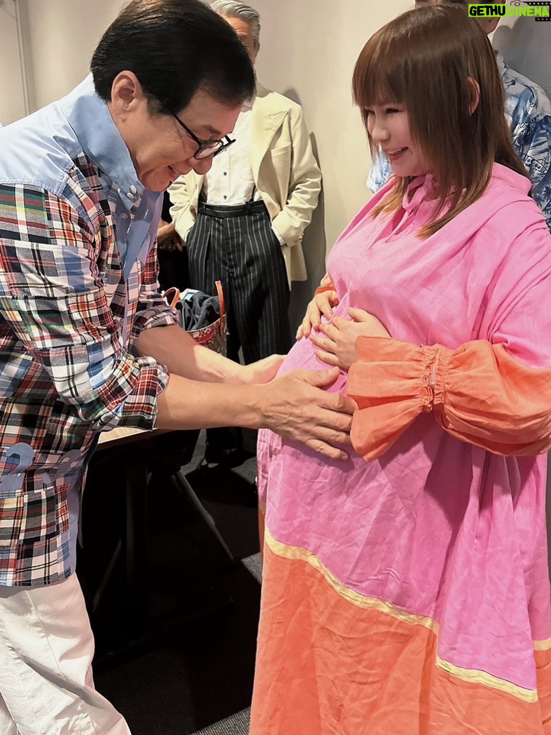 Shoko Nakagawa - 131.8K Likes - わーーー！！信じられないミラクルが叶いました
神ファンサ！！なんと！！
ジャッキーチェン様にお会いできました！
ジャッキーチェン様が！お腹撫でてくださった！うわーー
嬉しい！最強すぎる、ずーっと神様！！
世界中の人の人生を輝く方へ変えてくれたレジェンド
ジャッキーは本当に優しい！
11回も舞台あいさつをこなし、みんなに優しい
覚えていていただけて、最後はおなかにハートの投げキッスまでしてくれました！生きててよかった
一生忘れないです今日のこと
最高すぎる、待ち受けにしました
ベストキッドレジェンズの大ヒット祈願！！
https://www.bestkid-legends.jp/
日本にまた来日してくださり
ありがとうございますジャッキーチェン様！

倉田保昭さまにもお会いできました！
ブルースリーとたくさん会った日本の偉大なるお方、倉田保昭さま！念願でした
ジャッキーと倉田保昭さまがハグする瞬間を目撃してしまって泣いちゃう！
なんと武尊さまにもお会いできました！
双子男子たち、格闘技習わせたくなります！強くて優しい！ずっと応援します！！
リリコさん、土屋太鳳ちゃんにも久しぶりに会えてすごい日！元気でました！！

なかなか外出できない日々、
今日のミラクルのために久しぶりに外出しました
一生の記念になりました
嬉しかった本当に嬉しかった
ありがとうございます
ベストキッドレジェンズ！ジャッキーが永遠に元気でしあわせでありますように！
いつも、人生の夢は、
またいつかジャッキーに会えますように　です
叶った！特別な瞬間に！！😭
いつか双子に見せようと思います今日の写真！

#ジャッキーチェン
#神様
#ベストキッドレジェンズ 
#感激
#双子
#幸せ
#ミラクル
#双子お腹観察日記