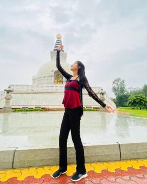 Shona Gupta Instagram - tum ko barish pasand hai mujhe barish mein tum♥️🌧 @shonagupta1706
.
.
.
.
.
#photoshoot #model #fashionblogger #fashion #light #lifestyle #lifequotes #instagram #instalike