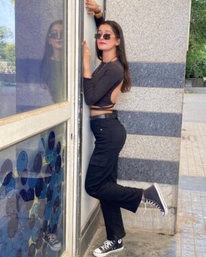 Shona Gupta Instagram - 𝗠𝗮𝗶 𝗸𝗶𝘀𝗶 𝗸𝗲 𝗽𝗮𝗮𝘀 𝗻𝗮𝗵𝗶 𝗷𝗮𝗮𝘁𝗶,
" 𝗟𝗼𝗴 𝗠𝗲𝗿𝗶 𝗧𝗮𝗿𝗮𝗳 𝗸𝗮𝗱𝗮𝗺 𝗕𝗮𝗱𝗵𝗮𝘁𝗲 𝗵𝗮𝗶...🤍🔥
.
.
.
#photoshoot #trending #viralpost #fastandfurious #fashion #fashionstyle #modelshoot