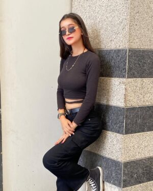 Shona Gupta Instagram - 𝗠𝗮𝗶 𝗸𝗶𝘀𝗶 𝗸𝗲 𝗽𝗮𝗮𝘀 𝗻𝗮𝗵𝗶 𝗷𝗮𝗮𝘁𝗶,
" 𝗟𝗼𝗴 𝗠𝗲𝗿𝗶 𝗧𝗮𝗿𝗮𝗳 𝗸𝗮𝗱𝗮𝗺 𝗕𝗮𝗱𝗵𝗮𝘁𝗲 𝗵𝗮𝗶...🤍🔥
.
.
.
#photoshoot #trending #viralpost #fastandfurious #fashion #fashionstyle #modelshoot