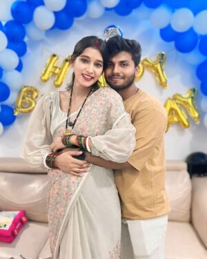 Shona Gupta Instagram - Matching smiles, matching dreams 💫🌎♥️🧿 @shonagupta1706
.
.
.
#CoupleGoals #MomToBe #DadToBe #PregnancyGlow #SareeLove #FamilyCelebration #MaternityMagic
#LoveInEveryFrame #2ndBirthdayVibes #DesiVibes #IndianStyle #CelebrationMood
#BabyBumpStyle #ParenthoodJourney #InstaLove #AestheticVibes #CouplePortrait
#TraditionalElegance #BalloonsAndLove #happymoments