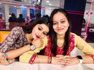 Shona Gupta Instagram - ♥️🌸🪶
.
.
#modeling #loghtroomedits #fashionblogger #fashion #sisterlove #lifestyle #stylefashion @rashmibhardwaj262001