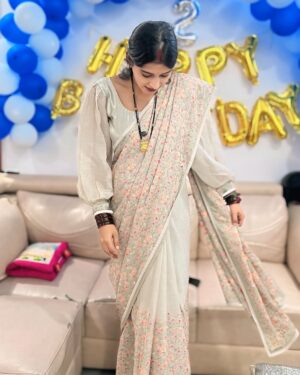 Shona Gupta Instagram - ‘🌸Simplicity has its own sparkle. Saree, smile & celebrations🤍🌎🧿
@shonagupta1706
.
.
.
#TraditionalVibes #SareeNotSari #BirthdayCelebration
#ElegantStyle #DesiQueen #BabyOnBoard #SareeSwag #GracefulGlam #DesiLook
#IndianEthnicWear #FloralVibes #BumpStyle #momstyle