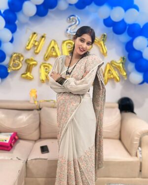 Shona Gupta Instagram - ‘🌸Simplicity has its own sparkle. Saree, smile & celebrations🤍🌎🧿
@shonagupta1706
.
.
.
#TraditionalVibes #SareeNotSari #BirthdayCelebration
#ElegantStyle #DesiQueen #BabyOnBoard #SareeSwag #GracefulGlam #DesiLook
#IndianEthnicWear #FloralVibes #BumpStyle #momstyle