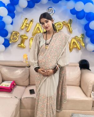 Shona Gupta Instagram - ‘🌸Simplicity has its own sparkle. Saree, smile & celebrations🤍🌎🧿
@shonagupta1706
.
.
.
#TraditionalVibes #SareeNotSari #BirthdayCelebration
#ElegantStyle #DesiQueen #BabyOnBoard #SareeSwag #GracefulGlam #DesiLook
#IndianEthnicWear #FloralVibes #BumpStyle #momstyle