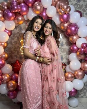 Shona Gupta Instagram - Family♥️🧿 @shonagupta1706 
.
.
.
#pic #picture #photooftheday #photo #edit #indoor #photography #new #trendingnow #edits #explorepage #exploremore #foryoupage