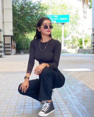 Shona Gupta Instagram - 𝗠𝗮𝗶 𝗸𝗶𝘀𝗶 𝗸𝗲 𝗽𝗮𝗮𝘀 𝗻𝗮𝗵𝗶 𝗷𝗮𝗮𝘁𝗶,
" 𝗟𝗼𝗴 𝗠𝗲𝗿𝗶 𝗧𝗮𝗿𝗮𝗳 𝗸𝗮𝗱𝗮𝗺 𝗕𝗮𝗱𝗵𝗮𝘁𝗲 𝗵𝗮𝗶...🤍🔥
.
.
.
#photoshoot #trending #viralpost #fastandfurious #fashion #fashionstyle #modelshoot