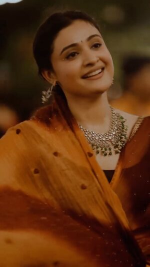 Shraddha Dangar Instagram - This song feels even more special because it’s sung by my favourite @denishaghumra_official 🤍
Such a beautiful voice denu🥹♥️
.
.
And beautifully captured the moment by @chiragpanchal__
.
Wearing @kalavruti 
Jwellery @choukhatt.in
