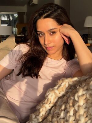 Shraddha Kapoor Instagram - Kuch zyaada lucky nahi ho gaya photo kheenchne vaala ??? 🤭