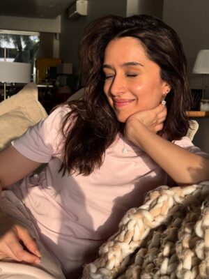 Shraddha Kapoor Instagram - Kuch zyaada lucky nahi ho gaya photo kheenchne vaala ??? 🤭