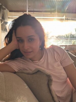 Shraddha Kapoor Instagram - Kuch zyaada lucky nahi ho gaya photo kheenchne vaala ??? 🤭