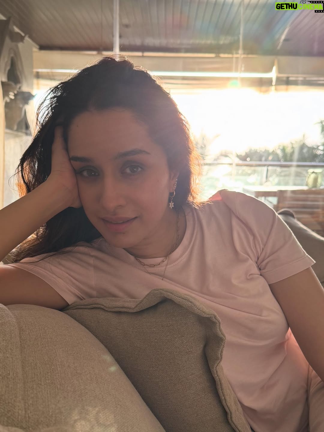 Shraddha Kapoor - 4.1 Million Likes - Kuch zyaada lucky nahi ho gaya photo kheenchne vaala ??? 🤭