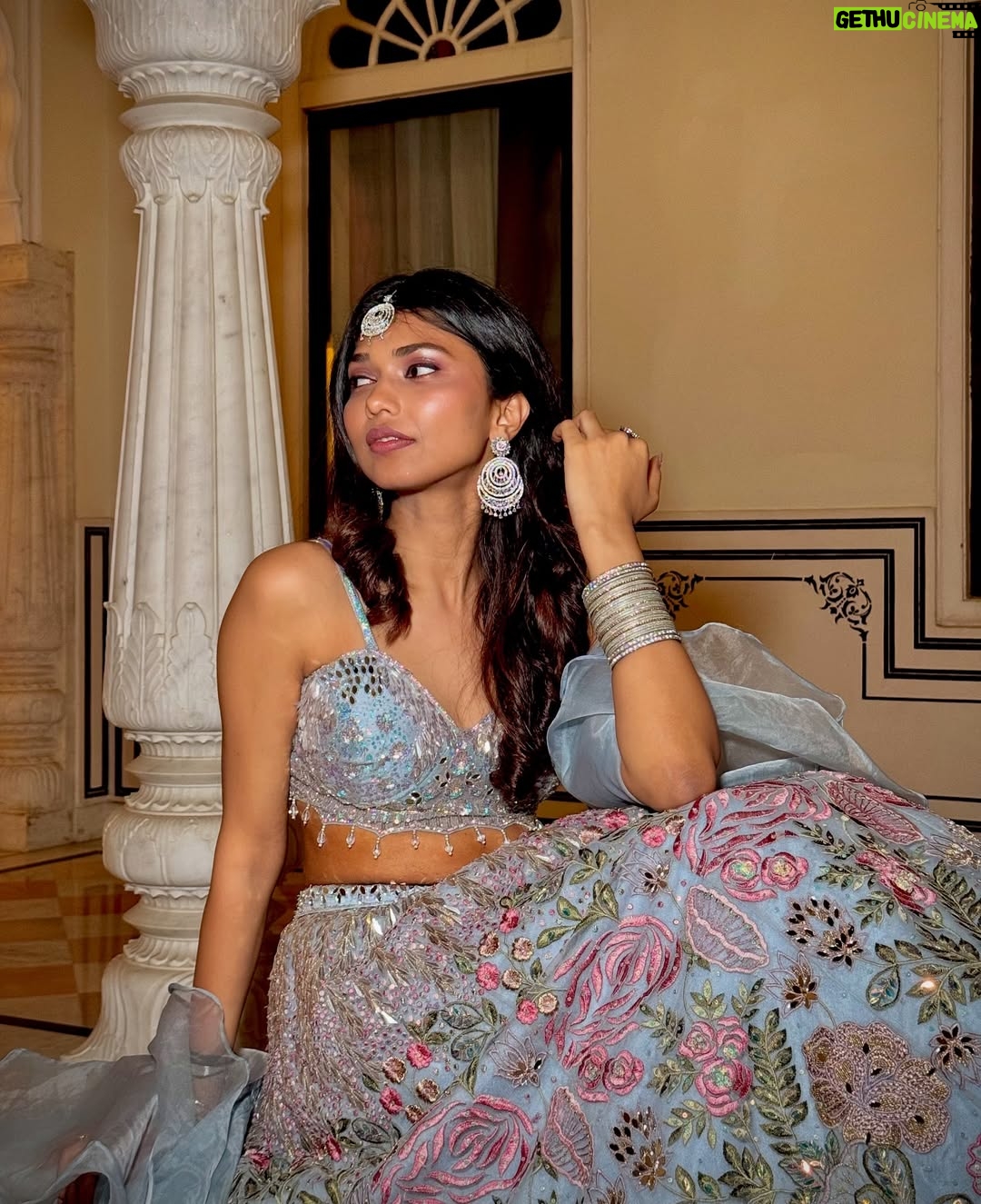 Shreya Jaiswal - 6.2K Likes - Shaadi kisi ki bhi ho, gallery mera he full ho jaata hai 👀

Major shoutout to @krupa_jain for this beautiful outfit and @kyaayaarshaurya for such wonderful photography and more importantly being patient with me 🥹🫶🏼

P.S. If you’re wondering what am I doing in my pictures with @vasundhara_daga , it’s just me explaining her where was I missing throughout the festivities. 😭

Also, last picture is just me looking out for meravala 😋

[Indian weddings, lehenga, shaadi, photodump]
#therachitsunidhiwedding✨ #fashionphotography #jaipur