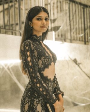 Shreya Jaiswal Instagram - Time stood still…

[india, Mumbai, Dubai, UAE, cocktail, gown, launch event, photodump, photoshoot, black gown, photo inspiration, outfit inspiration]