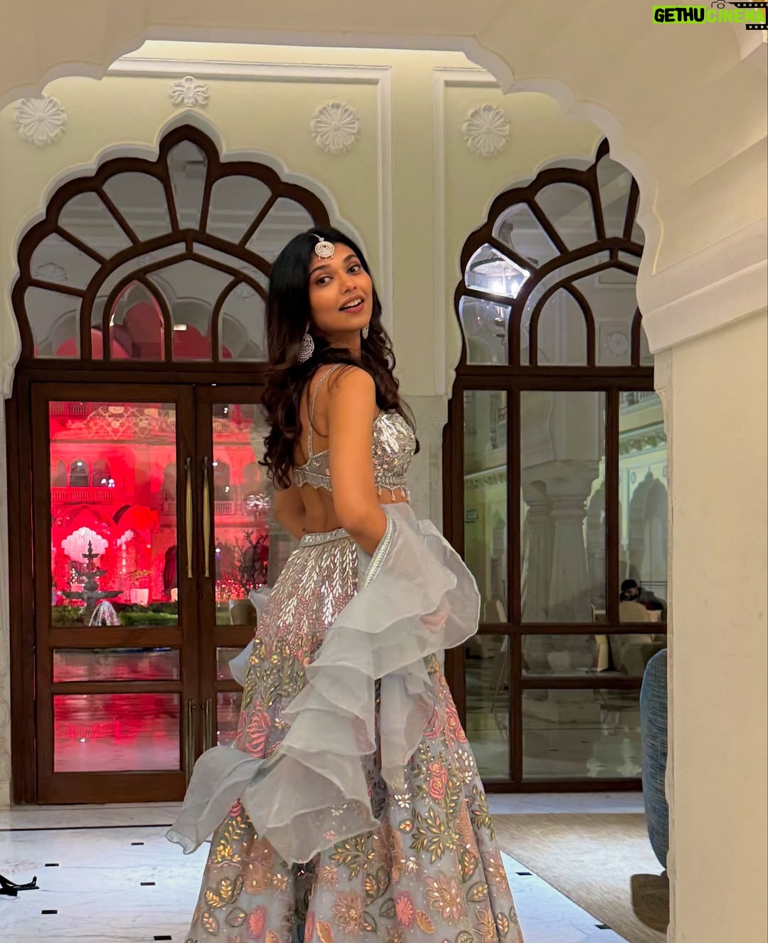 Shreya Jaiswal - 6.2K Likes - Shaadi kisi ki bhi ho, gallery mera he full ho jaata hai 👀

Major shoutout to @krupa_jain for this beautiful outfit and @kyaayaarshaurya for such wonderful photography and more importantly being patient with me 🥹🫶🏼

P.S. If you’re wondering what am I doing in my pictures with @vasundhara_daga , it’s just me explaining her where was I missing throughout the festivities. 😭

Also, last picture is just me looking out for meravala 😋

[Indian weddings, lehenga, shaadi, photodump]
#therachitsunidhiwedding✨ #fashionphotography #jaipur
